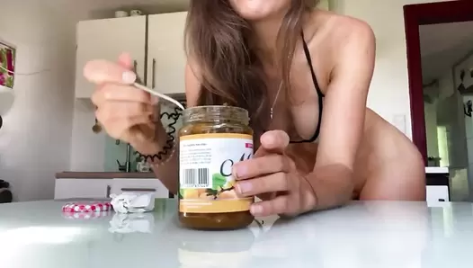 VeganLinda - Breakfast Time Shitting in your Jam