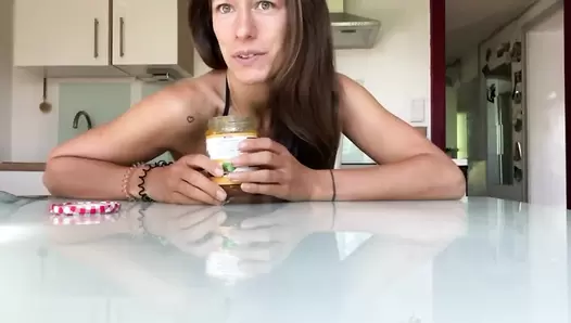 VeganLinda - Breakfast Time Shitting in your Jam