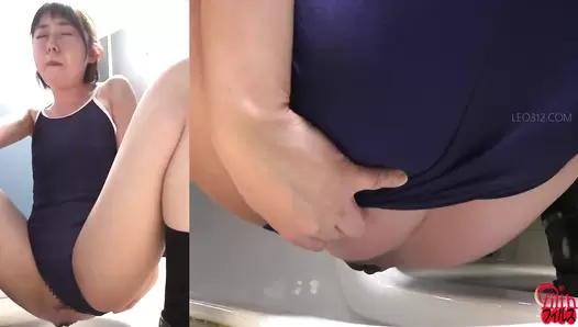 FF-655 03 Emergency: stomach ache during swimming lesson! Students shifting their swimsuits to the side to fart and poop