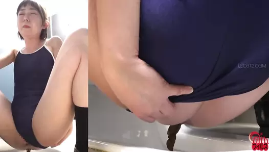 FF-655 03 Emergency: stomach ache during swimming lesson! Students shifting their swimsuits to the side to fart and poop