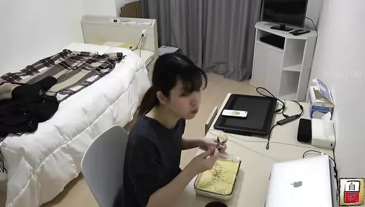 JG-564 03 Several days of close-up photography and self-portraits of Shino Hasegawa’s poop at home. She is an intelligent girl who is attractive for her clear and transparent appearance.