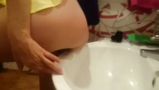 Brown wife - Shit in the sink