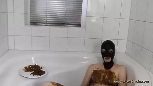 Rieke Extreme and Mia - Bathroom Fun