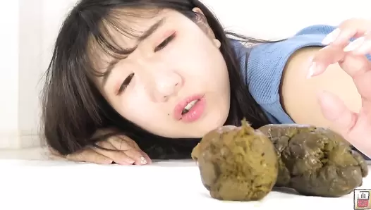 JG-528 04 Perverted poop play: “Look at me, I like my own poop so much that I can’t help it.”