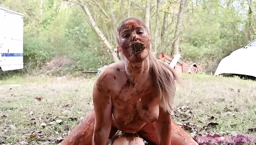 Ninounini - SCAT POV: I meet a man outside, I piss and shit on him and he fucks me full of shit! (PUBLIC / SCAT / PISS (x2) / ANAL / BUST DILDO / ATM / ATP)