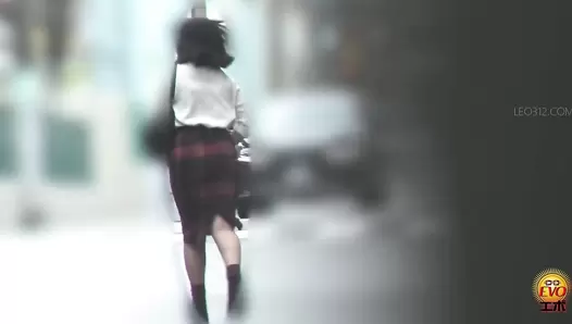 EE-753 04 Extremely fast dash to the toilet! Girls rushing through the streets to take a poop. The urge to defecate is unbearable!
