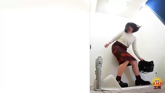 EE-753 04 Extremely fast dash to the toilet! Girls rushing through the streets to take a poop. The urge to defecate is unbearable!