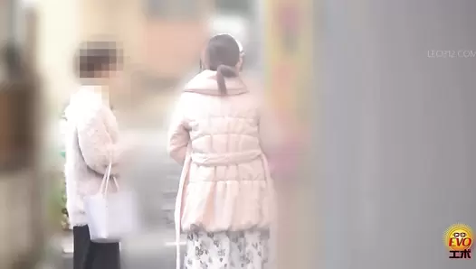 EE-753 03 Extremely fast dash to the toilet! Girls rushing through the streets to take a poop. The urge to defecate is unbearable!