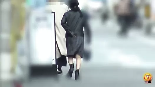 EE-753 03 Extremely fast dash to the toilet! Girls rushing through the streets to take a poop. The urge to defecate is unbearable!