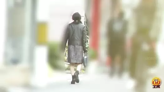EE-753 03 Extremely fast dash to the toilet! Girls rushing through the streets to take a poop. The urge to defecate is unbearable!