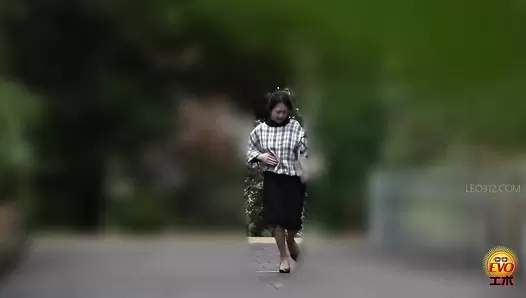 EE-753 02 Extremely fast dash to the toilet! Girls rushing through the streets to take a poop. The urge to defecate is unbearable!