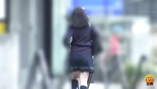 EE-753 01 Extremely fast dash to the toilet! Girls rushing through the streets to take a poop. The urge to defecate is unbearable!
