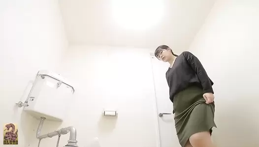 SR092 04 Women spreading their assholes while pooping on toilet. Multiple viewing angles and stinky farts. VOL. 5