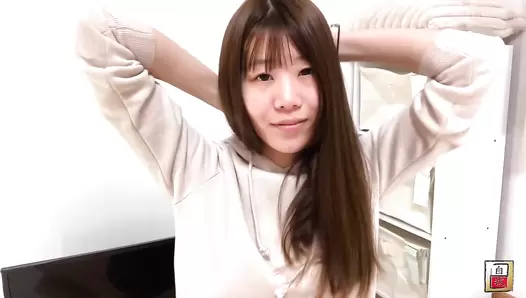 JG-556 02 Homemade close-up photography and self-portraits over several days. Maho Kawanishi poops at her home
