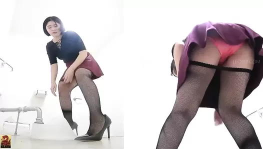 SR089 07 Extreme farts and stools of women on high heels. Superb double shot action of front and back!