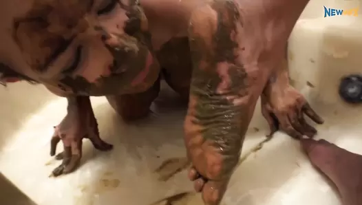 Bath of shit - Isa Blue, Saori Kido (Bath of scat)