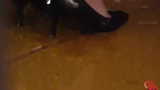 FF-638 05 Female teachers secretly poops while students, parents, and co-workers nearby