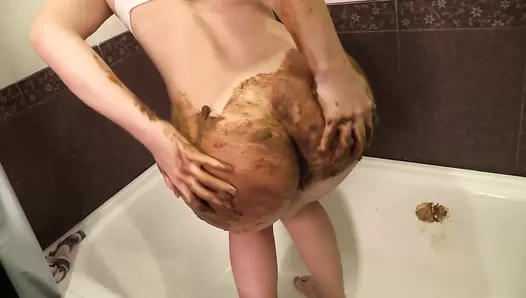 Princess Mia - Scat smearing