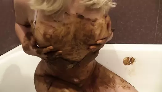 Princess Mia - Scat smearing