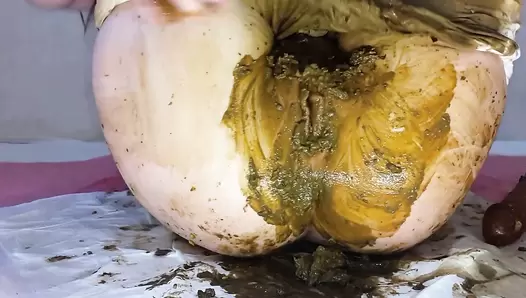AnnaCoprofield - White Leggings Diarrhea