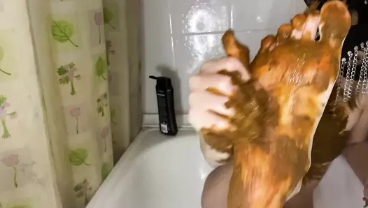 p00girl - I chew on a piece of shit and smear myself in a sexy mask, ass, feet, face all in shit
