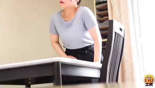 EE-732 04 Vigorous farts and large poop from the dirty anus of a neat girl