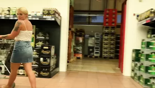 Devil Sophie - Kack and piss sauerei in the middle of the shop - Anale Bockwurst introduction
