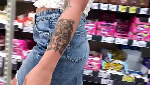 Devil Sophie - Kack and piss sauerei in the middle of the shop - Anale Bockwurst introduction