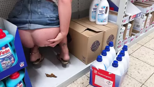 Devil Sophie - Kack and piss sauerei in the middle of the shop - Anale Bockwurst introduction