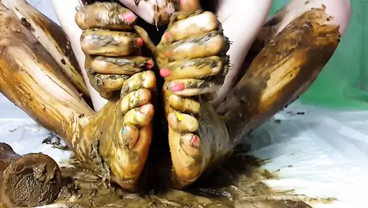 AnnaCoprofield - My feet receive a portion of shit. Part 2