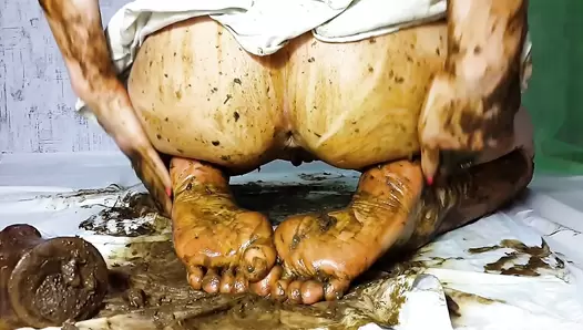 AnnaCoprofield - My feet receive a portion of shit. Part 2