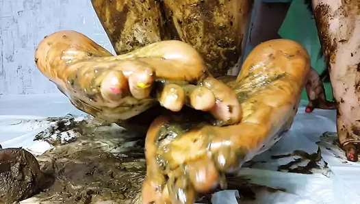 AnnaCoprofield - My feet receive a portion of shit. Part 2