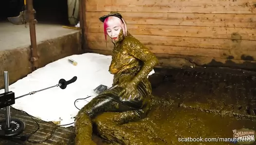 Catwoman Lyndra first time in the manure channel