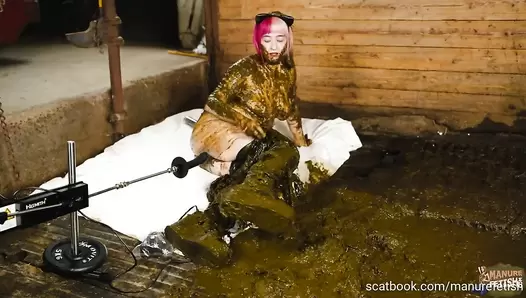 Catwoman Lyndra first time in the manure channel