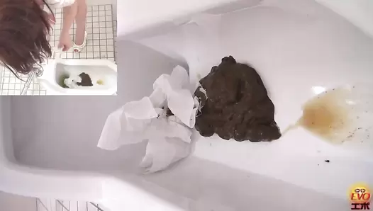 EE-022 03 Peeping on how feces piling up in the toilet bowl. WC vouyerism