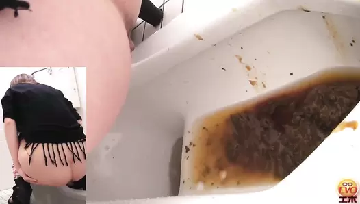 EE-022 02 Peeping on how feces piling up in the toilet bowl. WC vouyerism