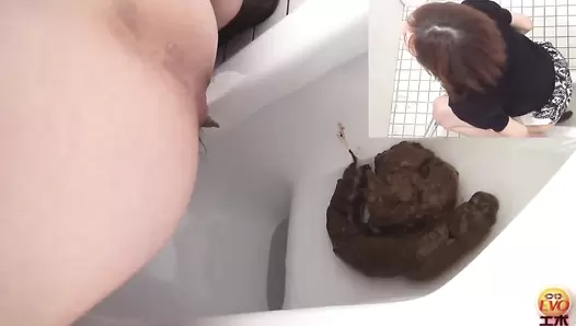 EE-022 02 Peeping on how feces piling up in the toilet bowl. WC vouyerism