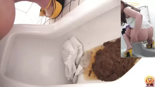 EE-022 01 Peeping on how feces piling up in the toilet bowl. WC vouyerism
