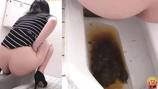 EE-022 01 Peeping on how feces piling up in the toilet bowl. WC vouyerism