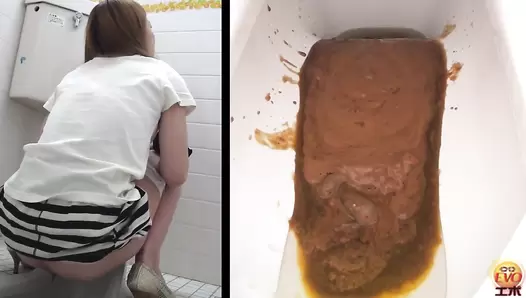 EE-022 01 Peeping on how feces piling up in the toilet bowl. WC vouyerism