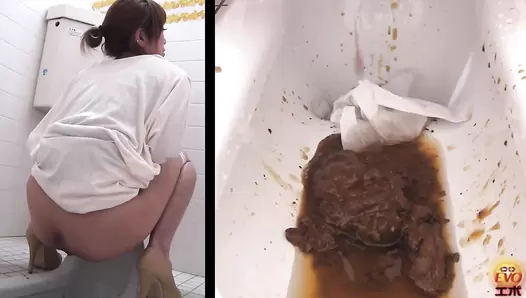 EE-022 01 Peeping on how feces piling up in the toilet bowl. WC vouyerism
