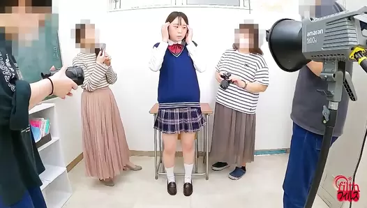 FF-620 01 Schoolgirls dark part-time job: pooping photo session in front of the pervert people