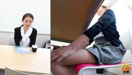 EE-704 02 Hidden toilet camera: girls pooping and dripping love juice at the same time