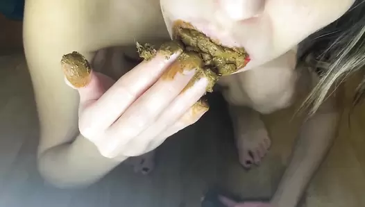 p00girl - Chewing shit and smearing the whole ass