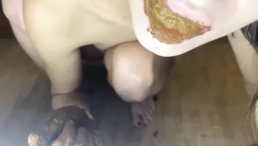 p00girl - Chewing shit and smearing the whole ass