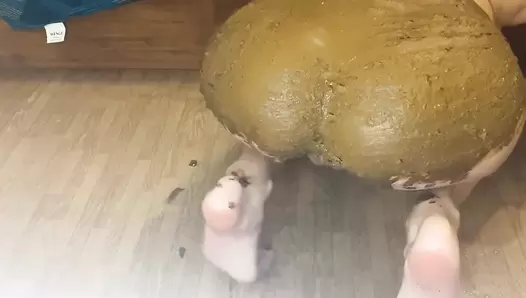 p00girl - Chewing shit and smearing the whole ass