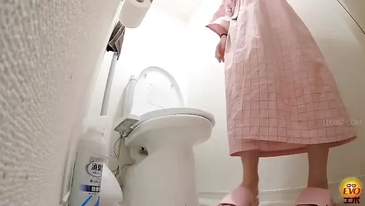 EE-696 03 Accidental feces explosion leakage during counseling at female clinic