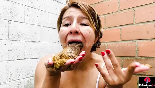 Valentynexx - Licking my big poop in my backyard