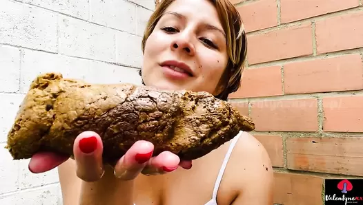 Valentynexx - Licking my big poop in my backyard