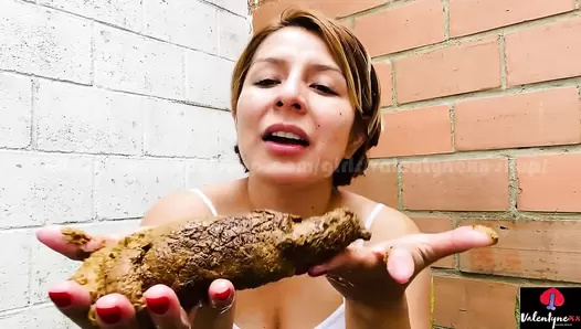 Valentynexx - Licking my big poop in my backyard
